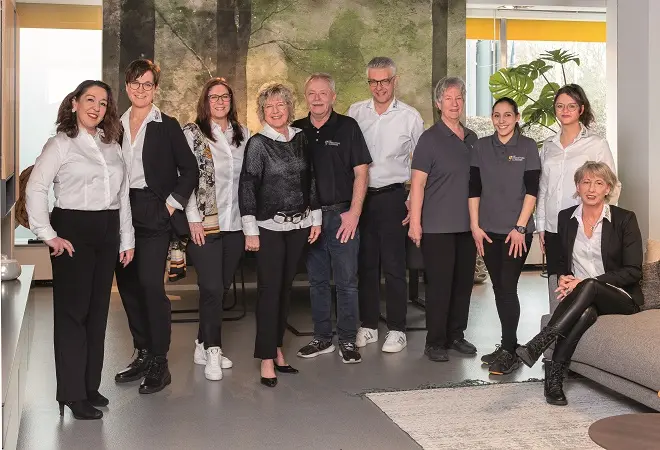 Esstisch und Stühle